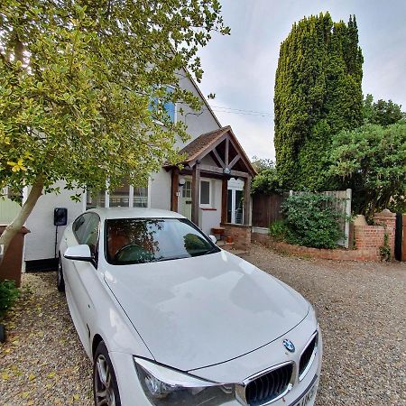 Spacious Beautiful And Warm Cottage With Parking Челмсфорд Экстерьер фото
