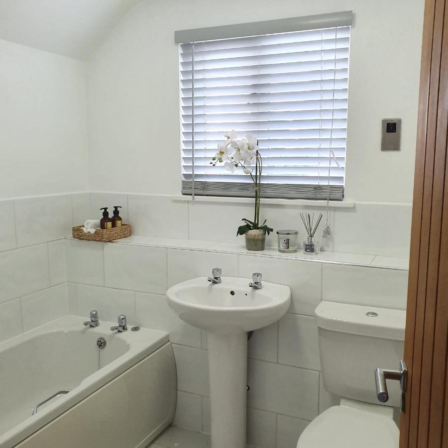 Spacious Beautiful And Warm Cottage With Parking Челмсфорд Экстерьер фото